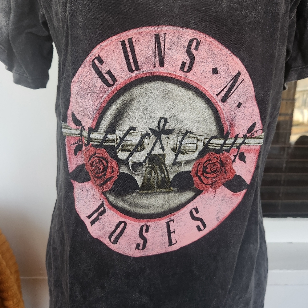 🔥 Pink and Black Graphic Cut Out Tee GUNS AMD ROSES - Picture 3 of 5